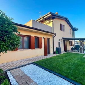 Villetta a schiera angolare con giardino privato e taverna - PR/350