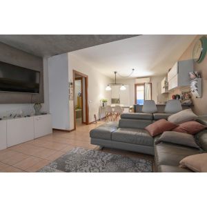 Villetta a schiera centrale con giardino e 3 camere rif.PR/235